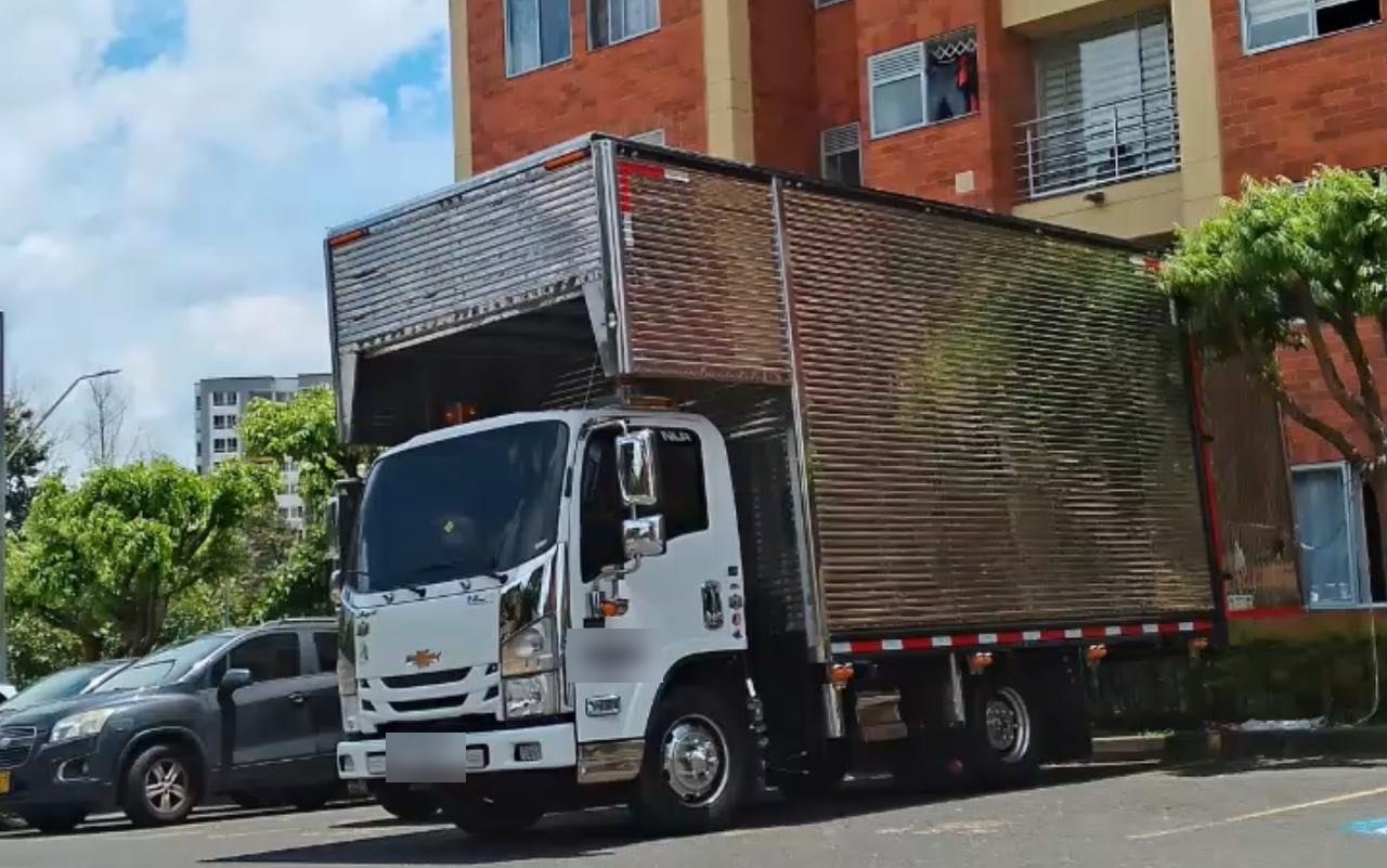 Camión de Global Karts Mudanzas cargando en un conjunto residencial