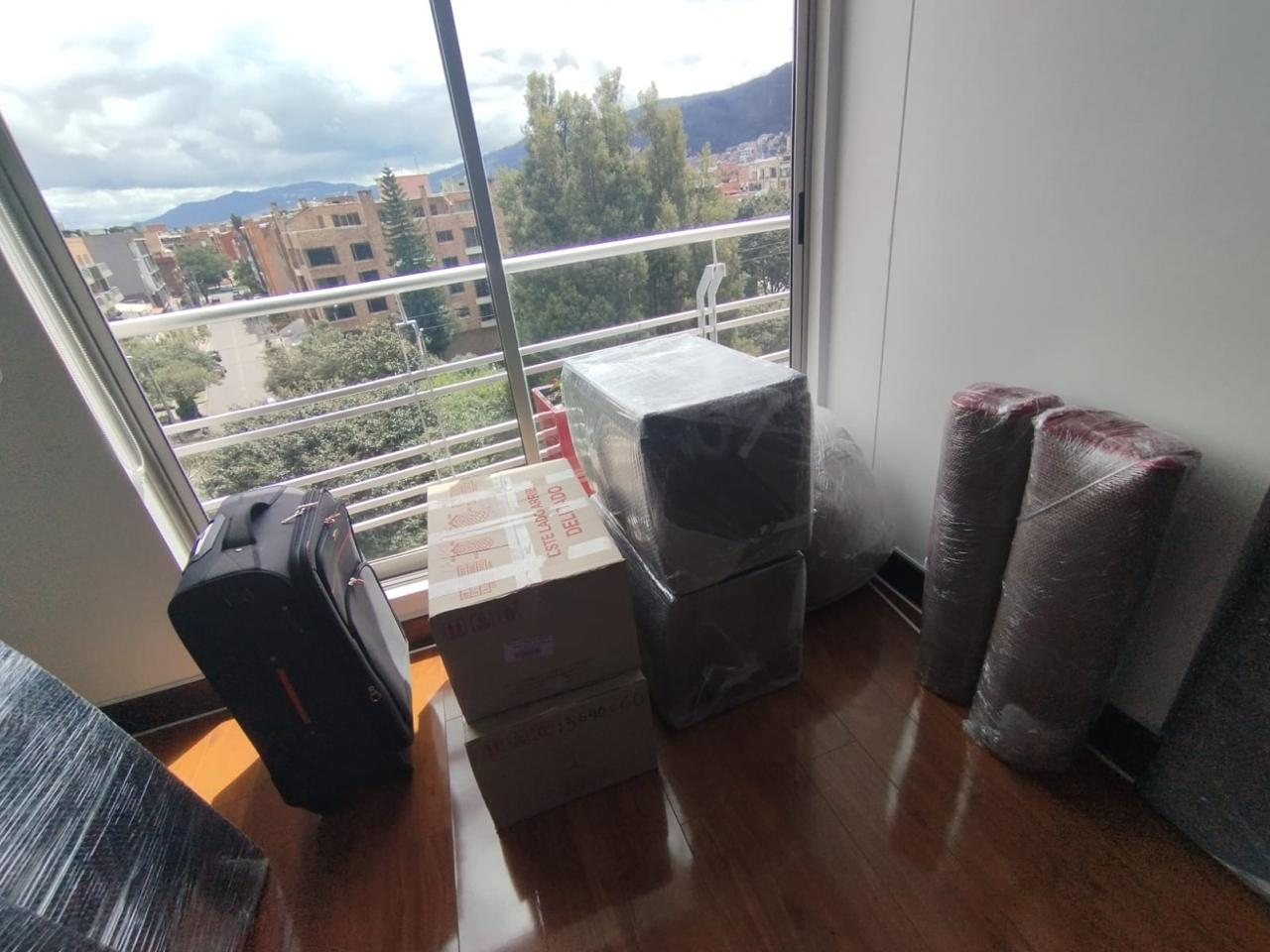 Cajas, maleta y cojines listos para cargar