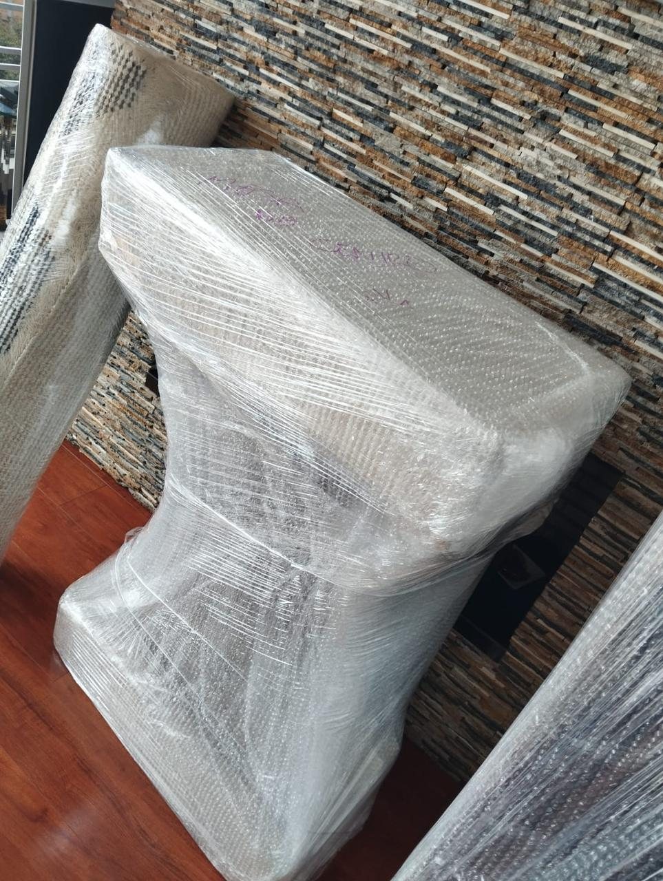 Silla embalada con plástico burbuja y marcada